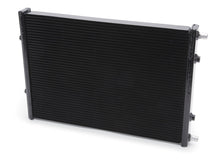 गैलरी व्यूवर में इमेज लोड करें, Edelbrock Heat Exchanger Dual Pass Single Row 24in x 16.5in x 2.12in - Black